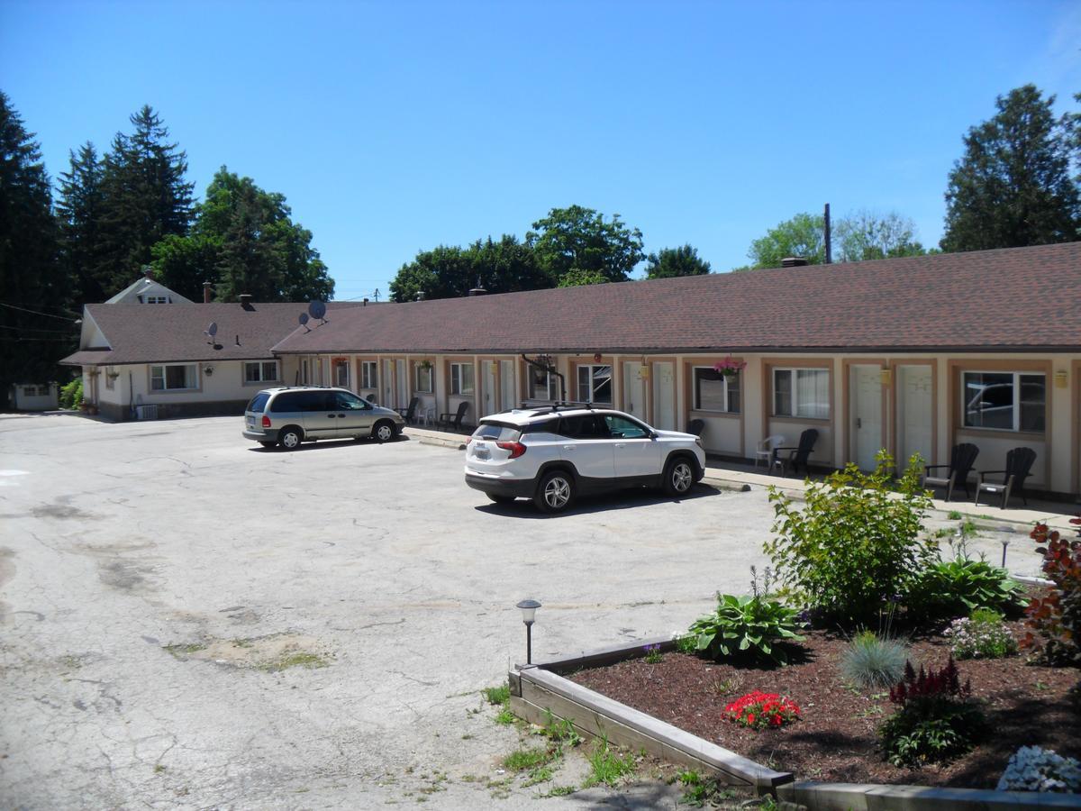 Forest Plaza Motel Mount Forest Exterior photo